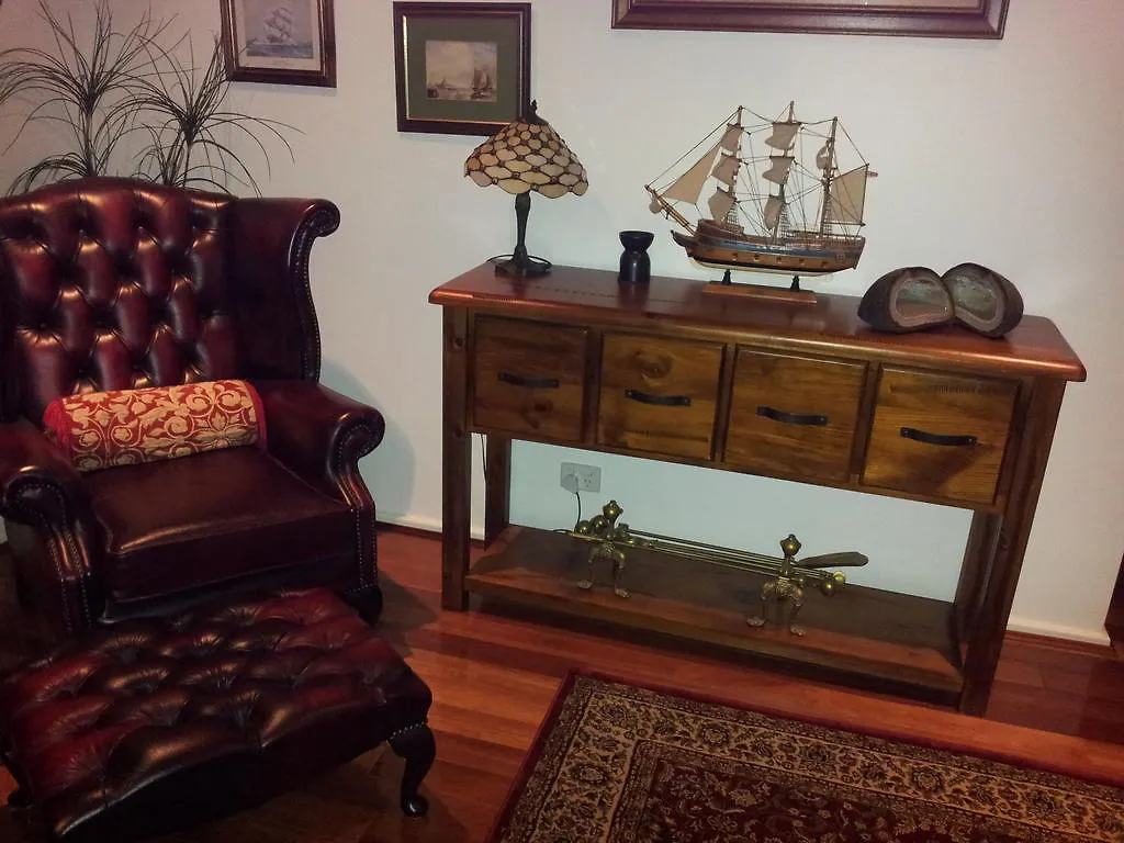 The Pommy Tree Bed & Breakfast Canberra 4*,
