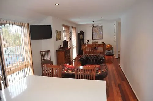 ****  The Pommy Tree Bed & Breakfast Canberra Australia